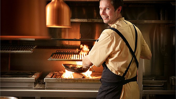 ”Avotulen kuumuudessa vaatteilta vaaditaan kestävyyttä”