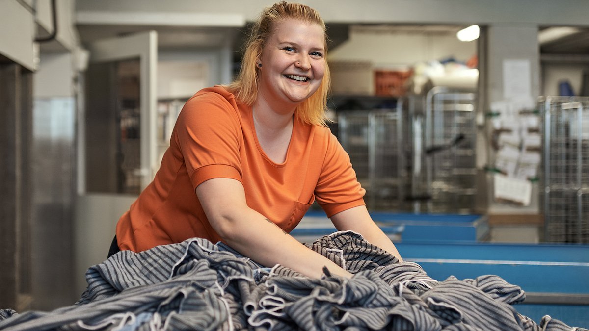 5 x pesun vaiheet – näin puhdistuvat terveydenhuollon työvaatteet ja kasvomaskit sairaalan pesulassa