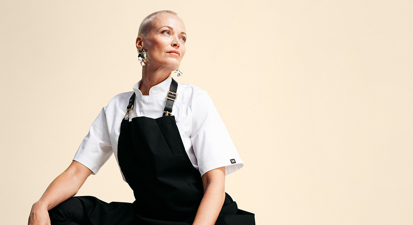 Nainen valkoisessa paidassa ja mustassa essussa.