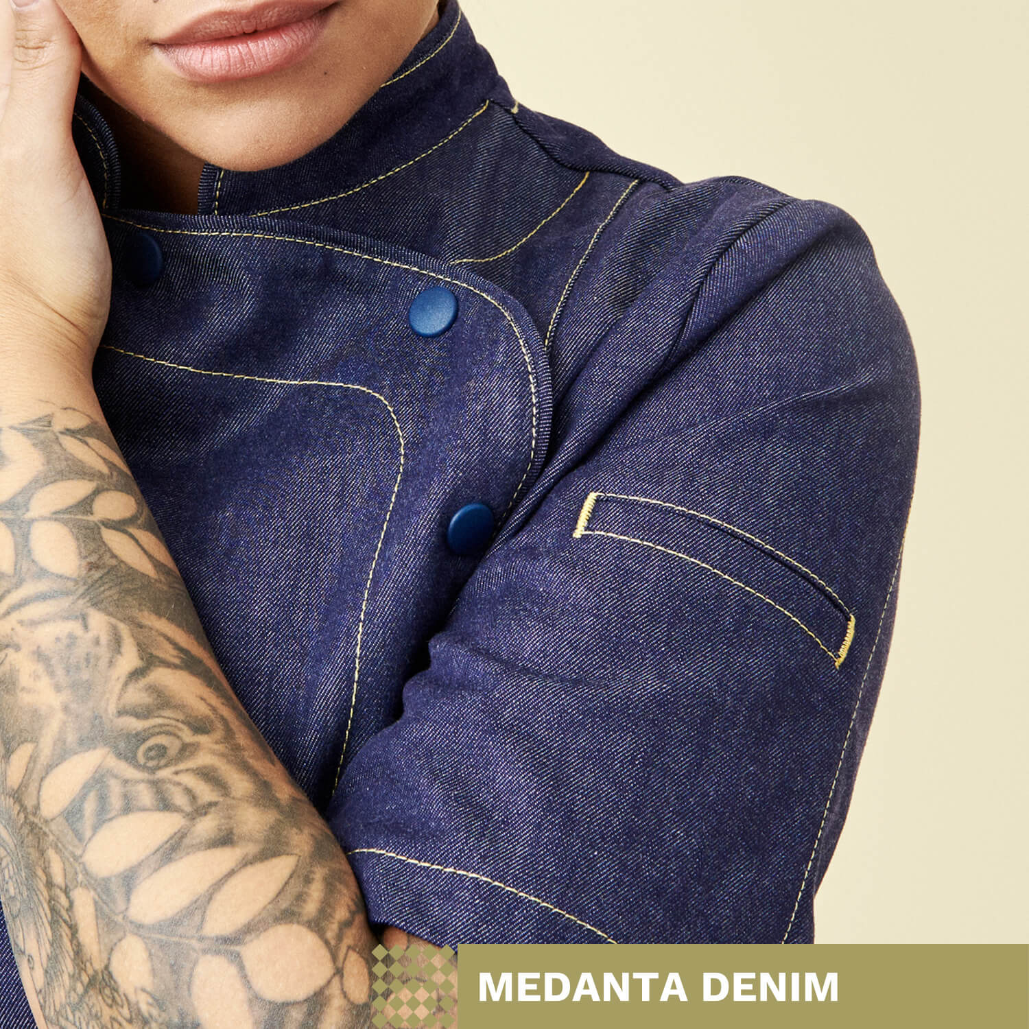 Medanta Denim -tekstigrafiikka ja -kokintakki kokin yllä
