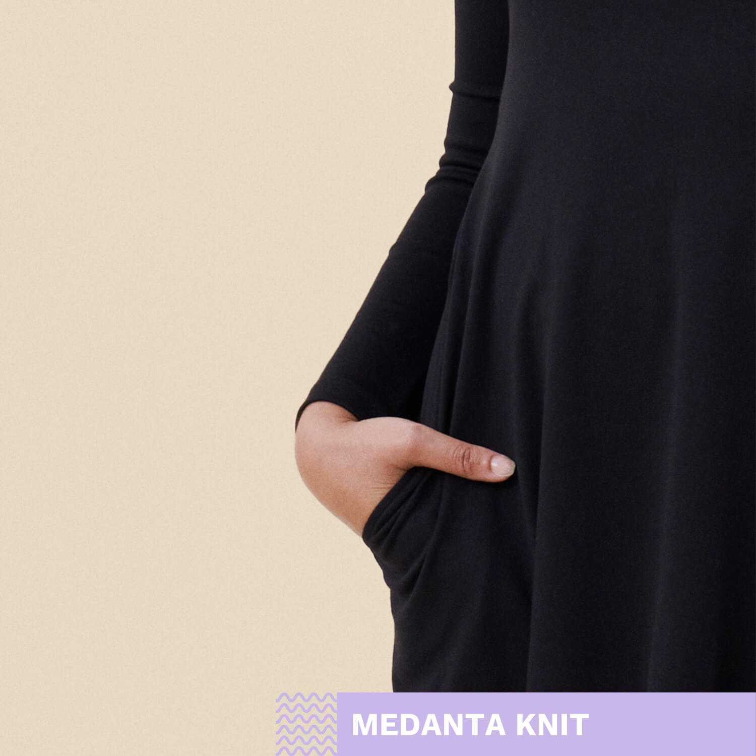 Medanta Knit -työmekko mustana ja tekstigrafiikka, beige tausta