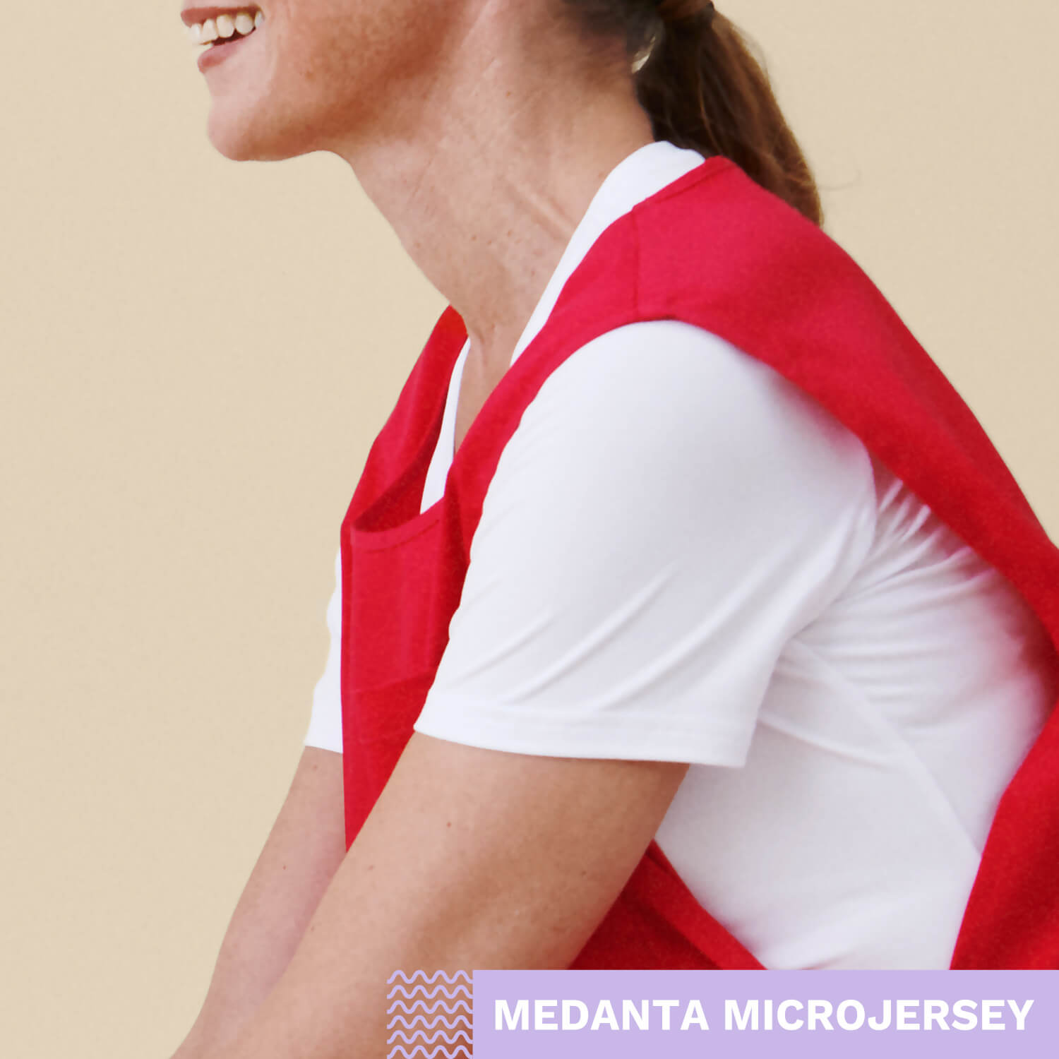 Medanta Microjersey -tekstigrafiikka, valkoinen työpaita ja punainen työessu mallin yllä