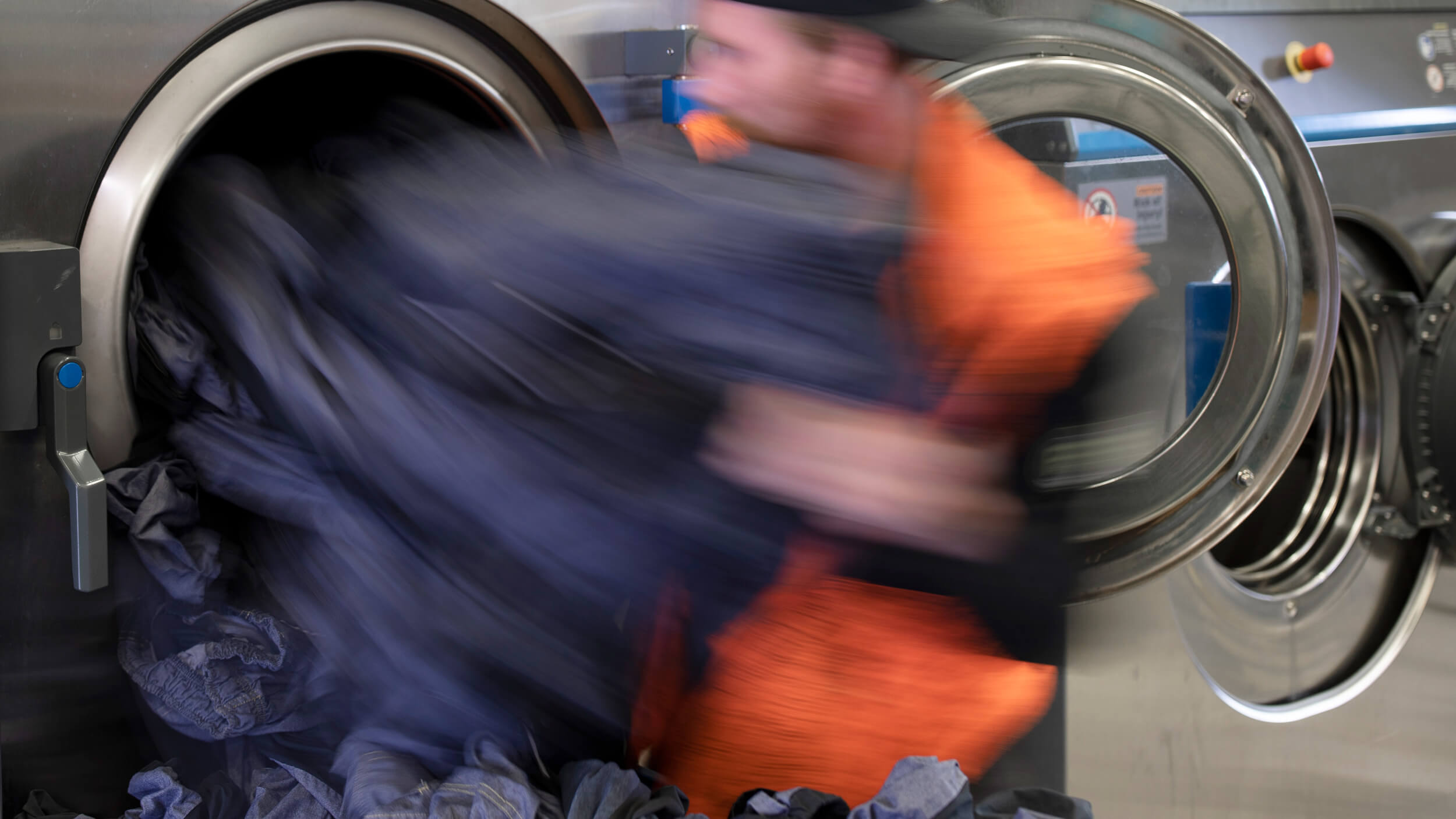 Teollisuuspesukoneen käyttöä, osa Medantan työvaatehuoltopalveluita