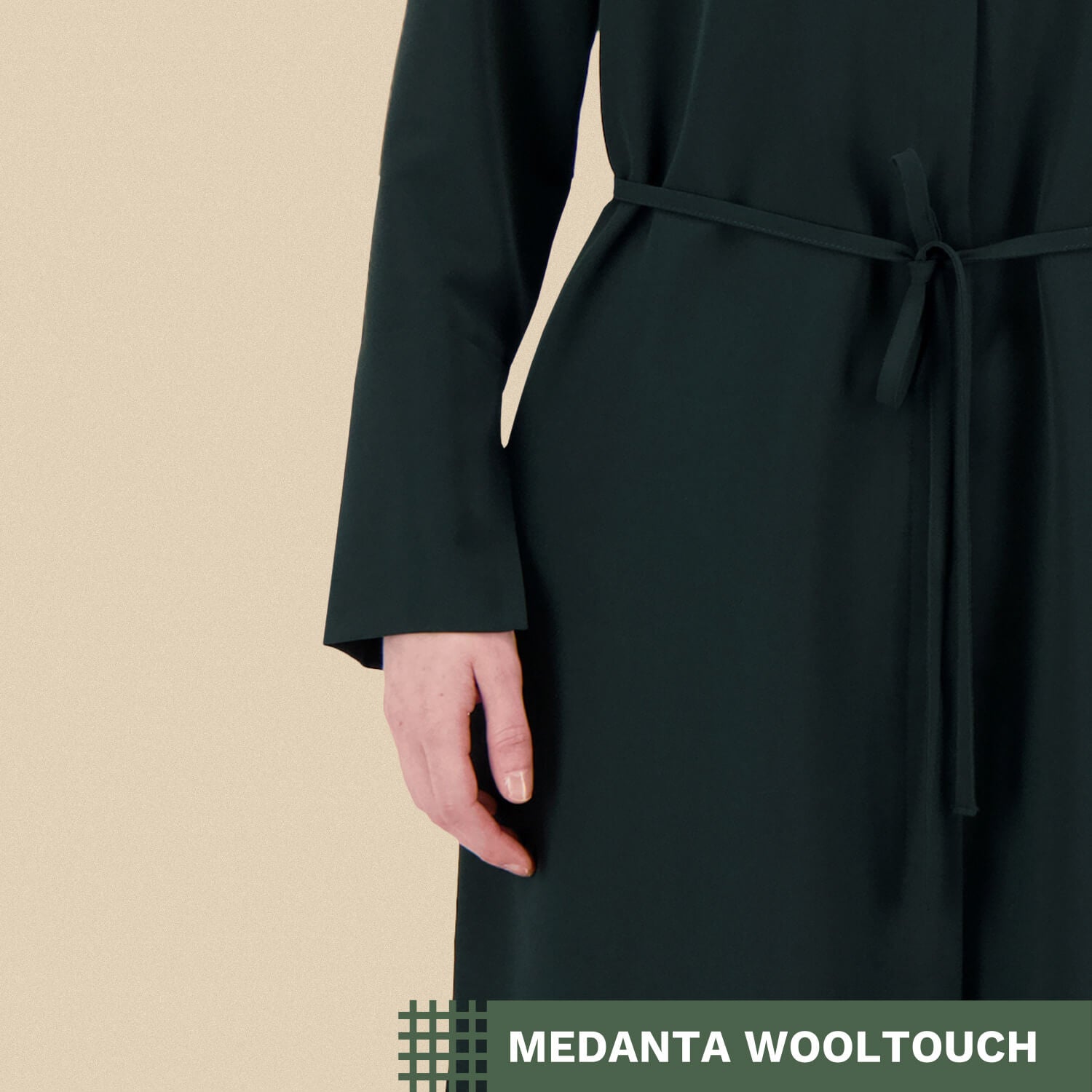 Medanta Wooltouch -tekstigrafiikka ja työmekko, beigellä taustalla