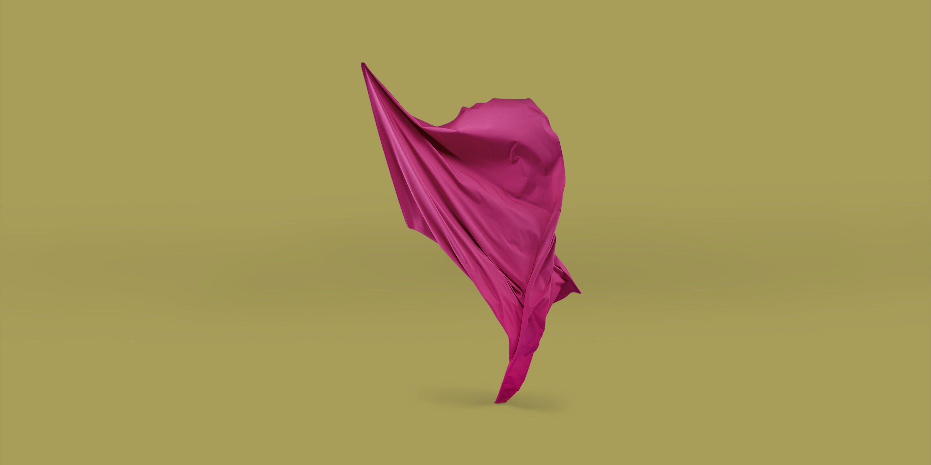 Pinkki kangas ilmassa, oliivinvihreällä taustalla