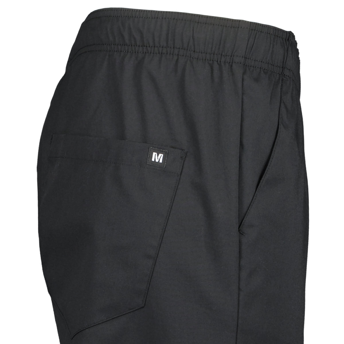 Lähikuva Sasu Unisex Housu värissä Black, jossa näkyy housun vyötärönauha sekä sivu- ja takatasku Medantan logolla..