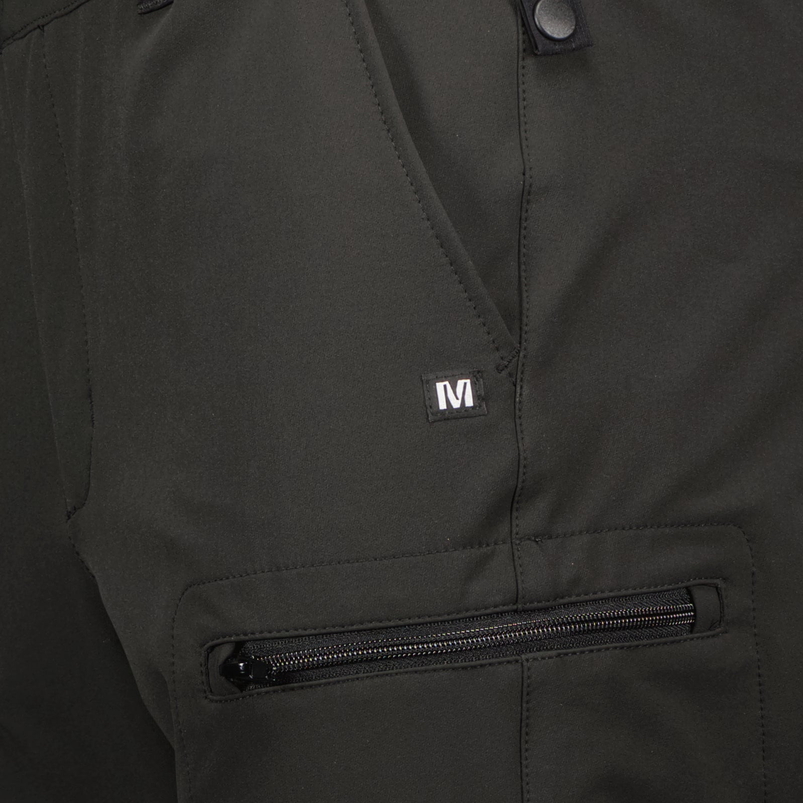 Mustien Karri unisex housujen logo yksityiskohta