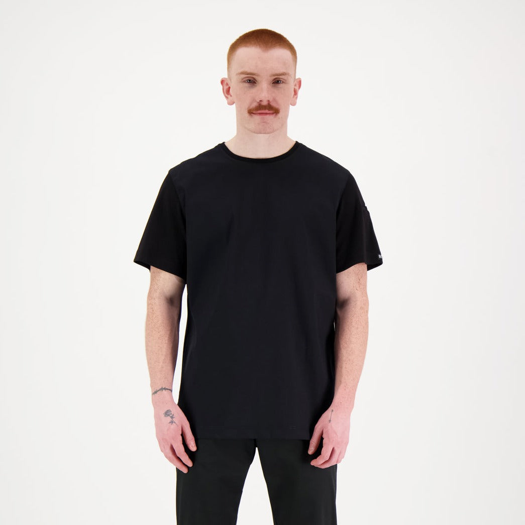 Musta Loimu unisex t-paita mallin päällä