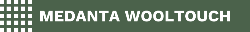 Medanta Wooltouch -tekstigrafiikka, valkoinen teksti tummanvihreällä taustalla