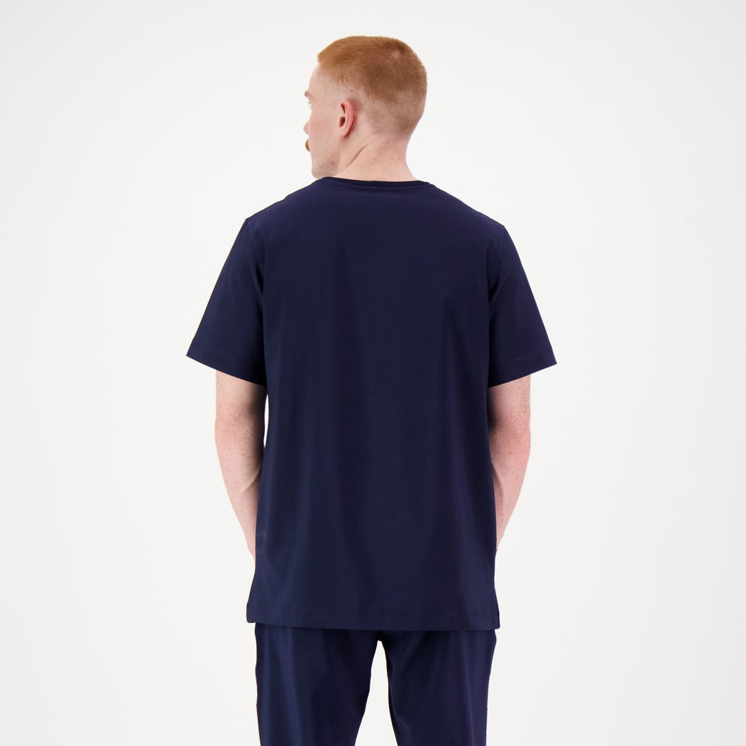 Mallin päällä tummansininen Runo unisex paita. Kuvassa paidan selkäpuoli
