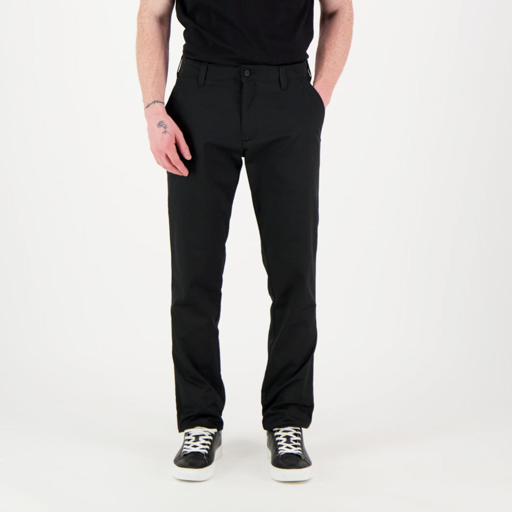 Mustat Tuuri unisex chino housut mallin päällä