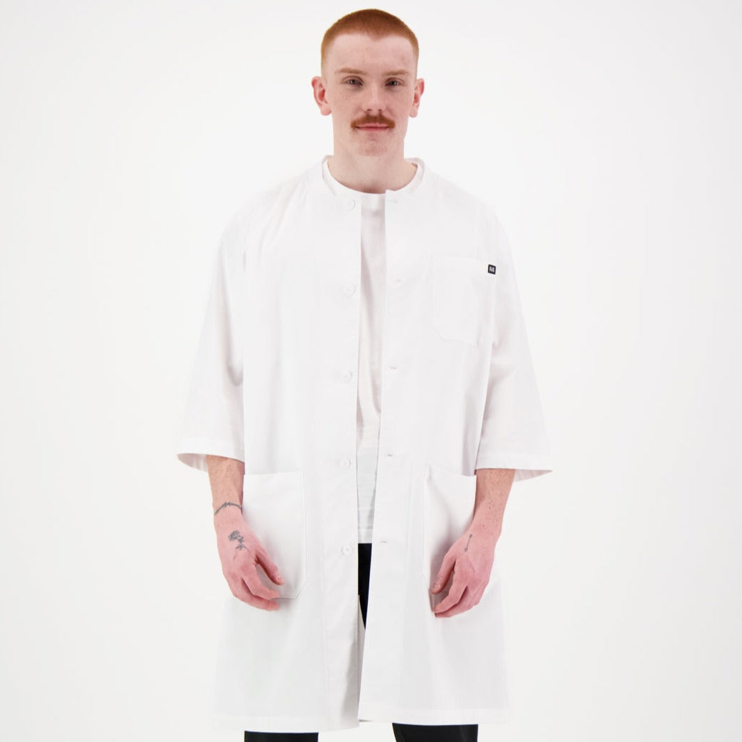 Mallin päällä valkoinen Uule unisex työtakki lääkärille tai laborantille