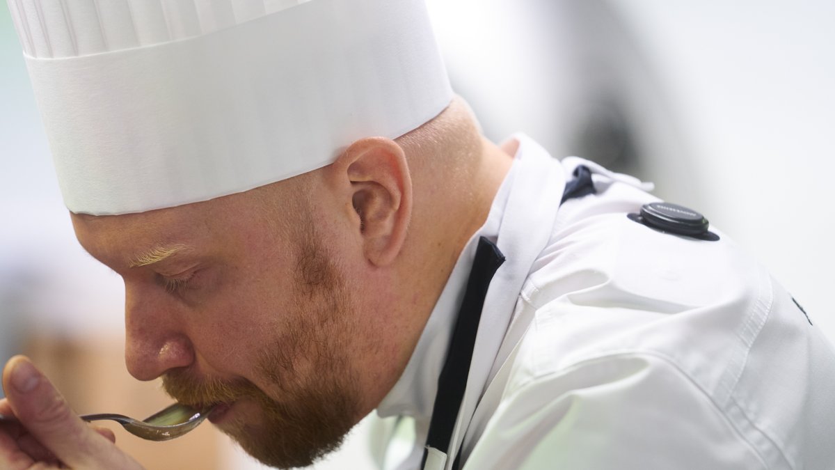 Älykäs kokintakki auttaa keittiömestari Mikko Kaukosta Bocuse d´Or -kilpailun viiden tunnin koitoksessa