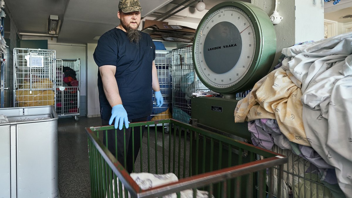 Pakkarit ja pesijät hoitavat jopa tuhat kiloa pyykkiä joka päivä – hyvä yhteishenki pyörittää Medantan pesulaa