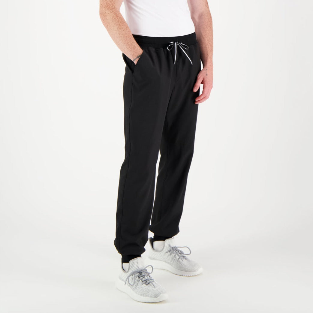 Mustat Niki unisex työhousut mallin päällä