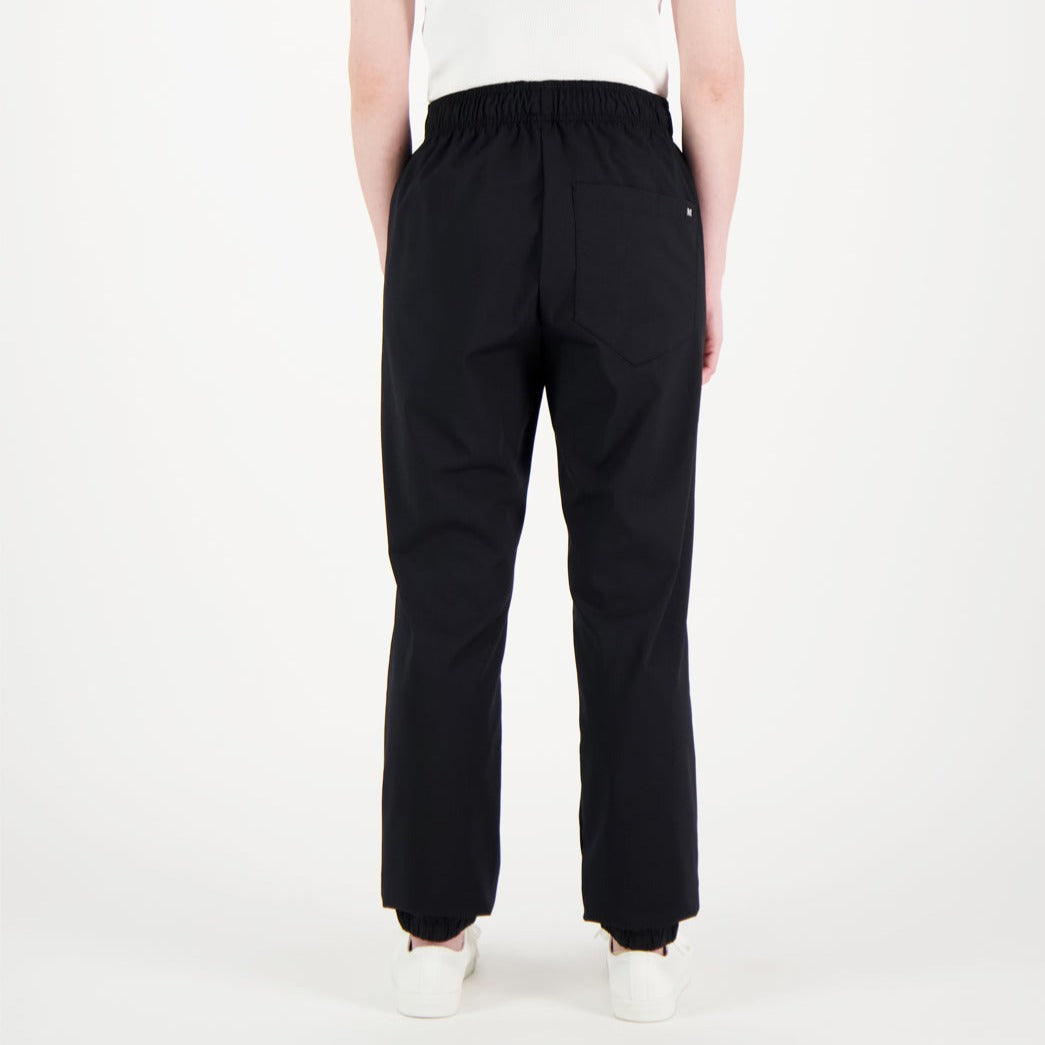 Takakuva suoralahkeinen Sasu Unisex Housu värissä Black.