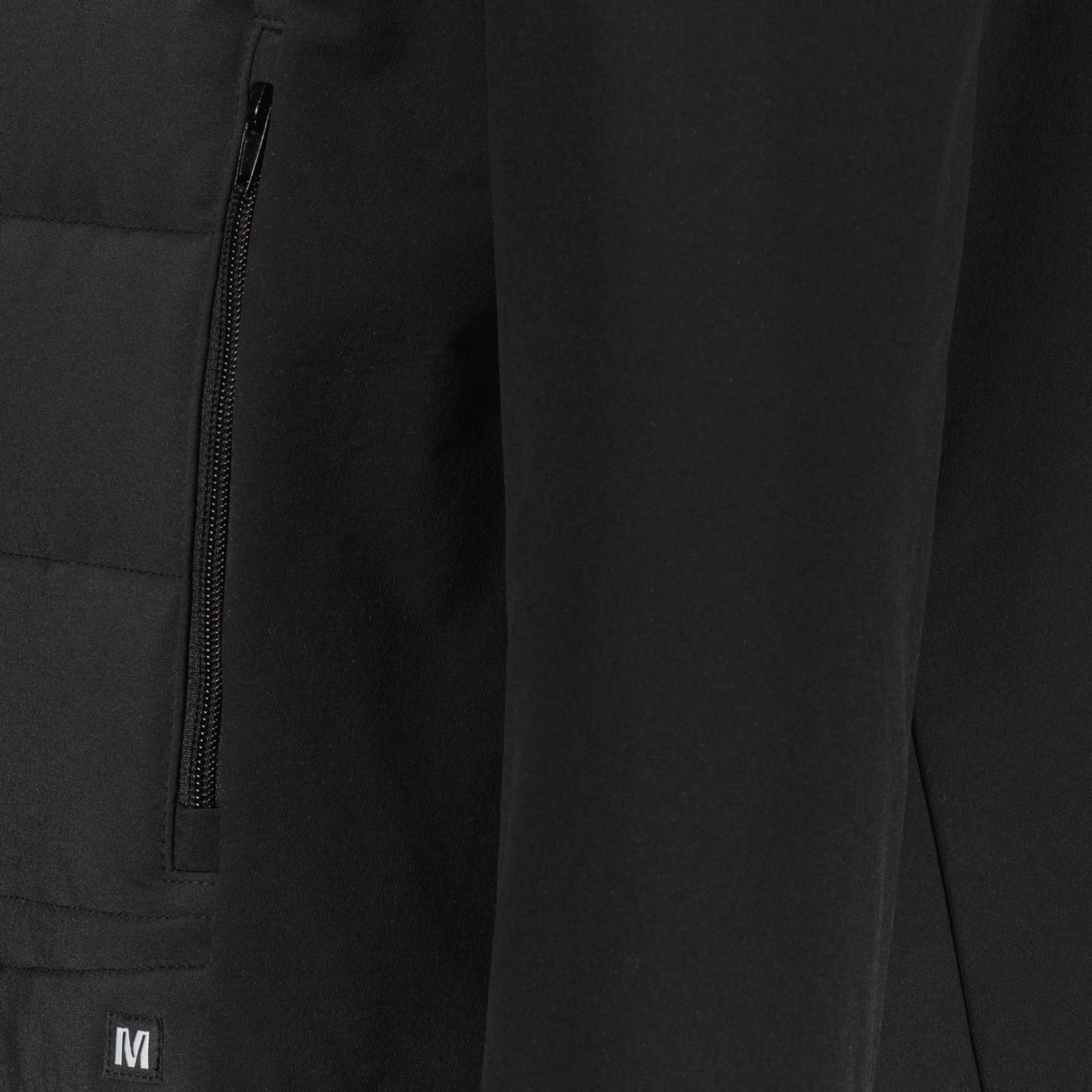 Mustan Jere unisex työtakin vetoketjullinen tasku yksityiskohta.