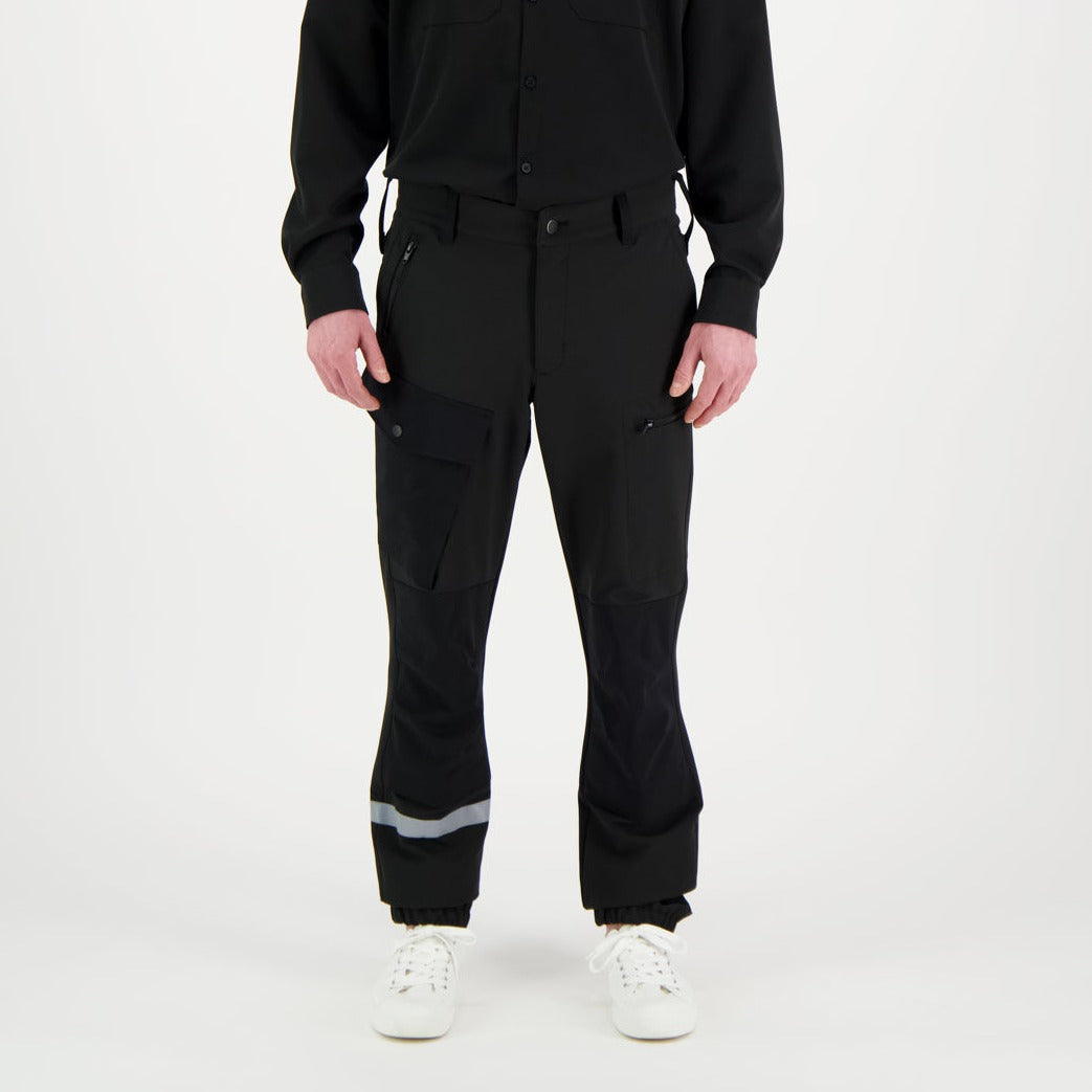 Mustat Karri unisex housut mallin päällä