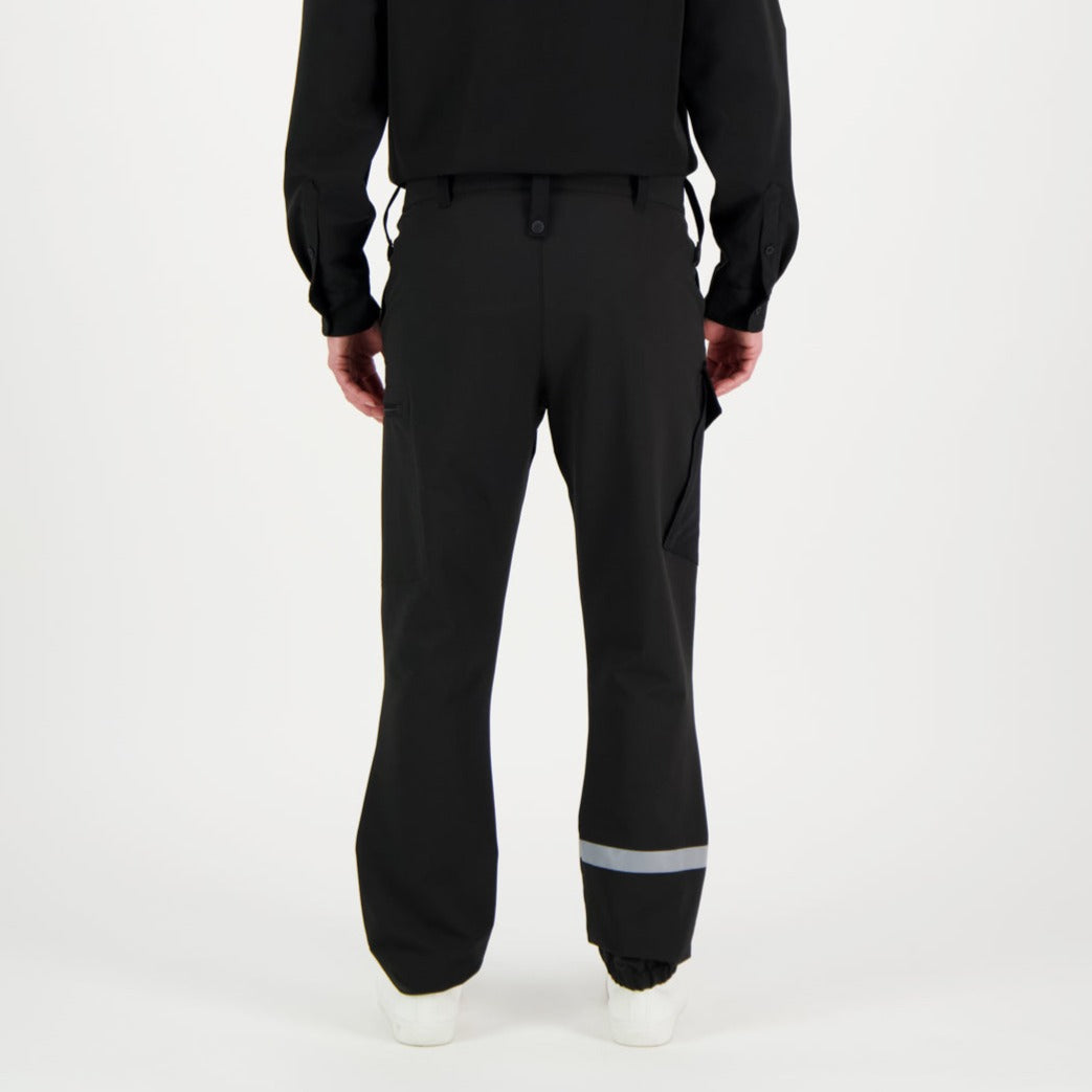 Mustat Karri Unisex housut mallin päällä