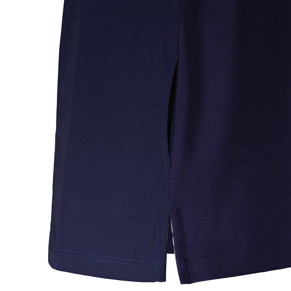 Lähikuva tummansinisen Lempi unisex paidan helma halkiosta