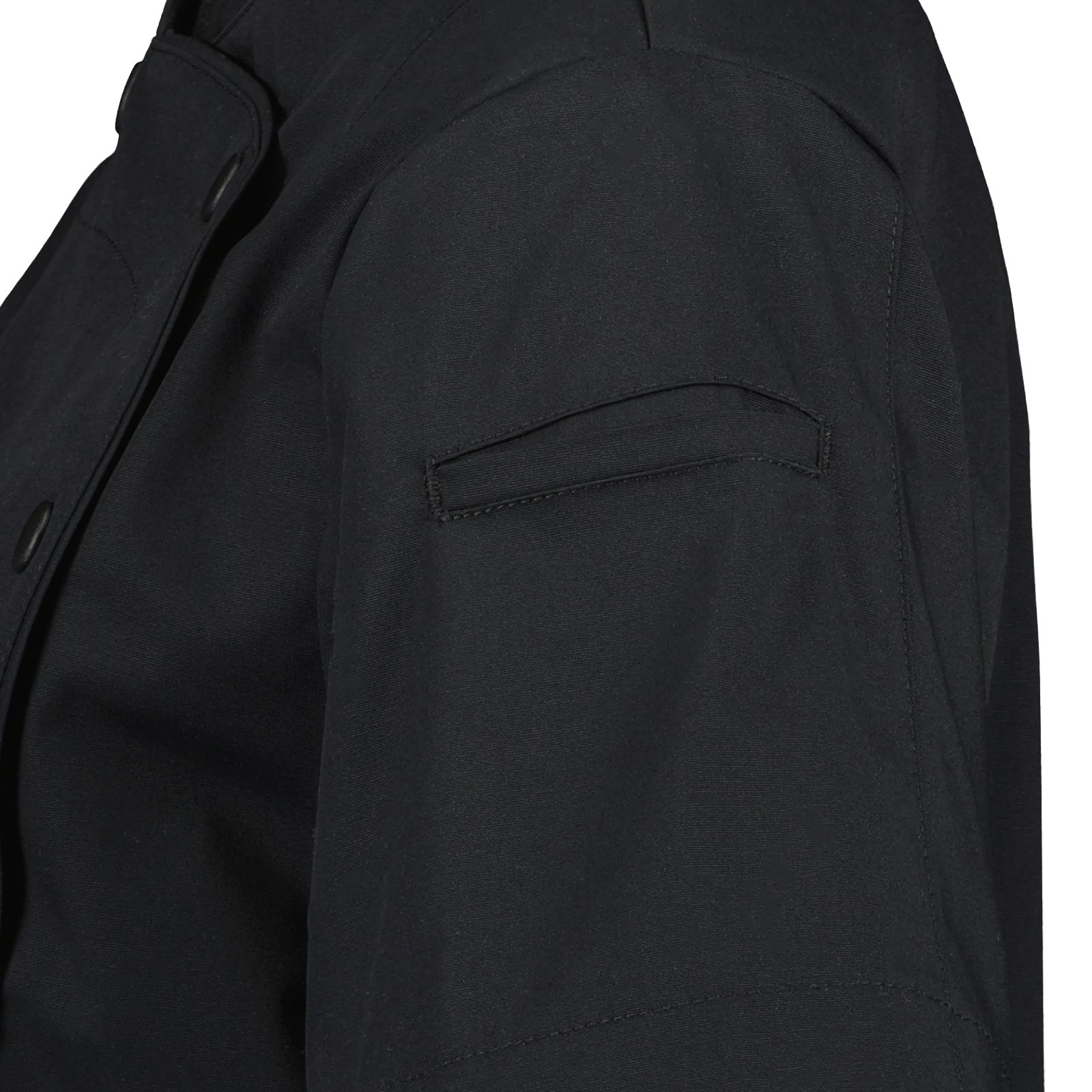 Lähikuva mustasta Linnea Kokkitakista. 