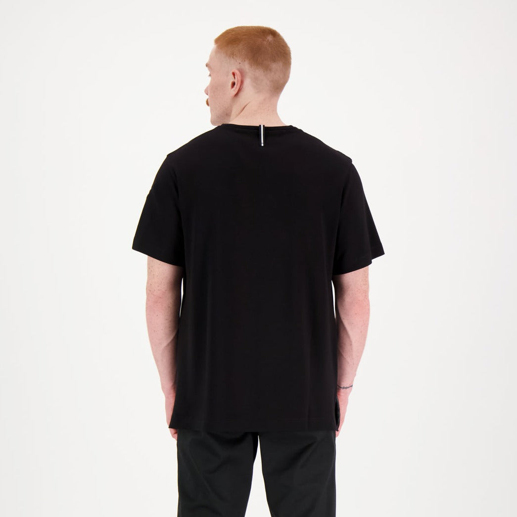 Musta Loimu unisex t-paita mallin päällä. Kuvassa selkäpuoli