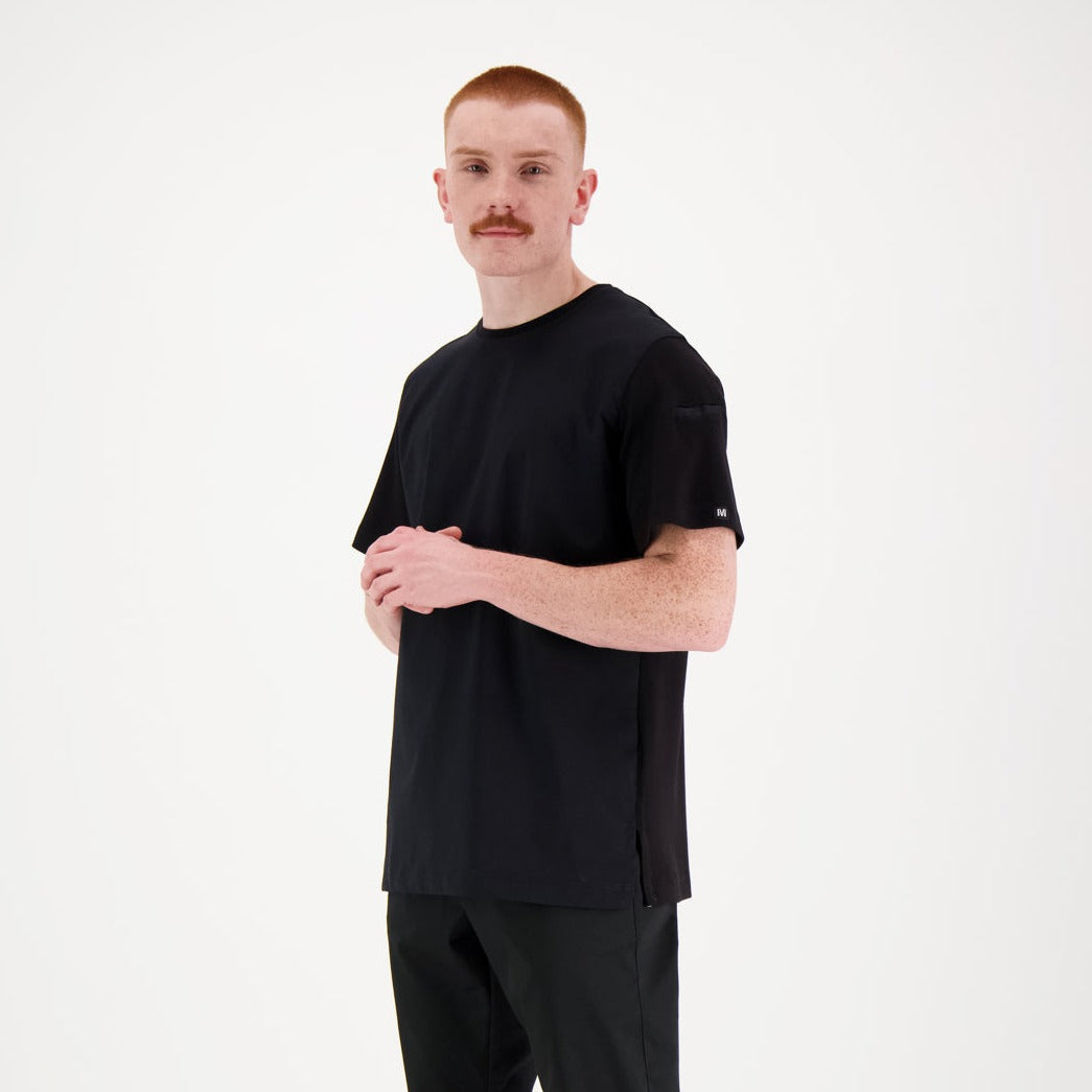Musta Loimu unisex t-paita mallin päällä