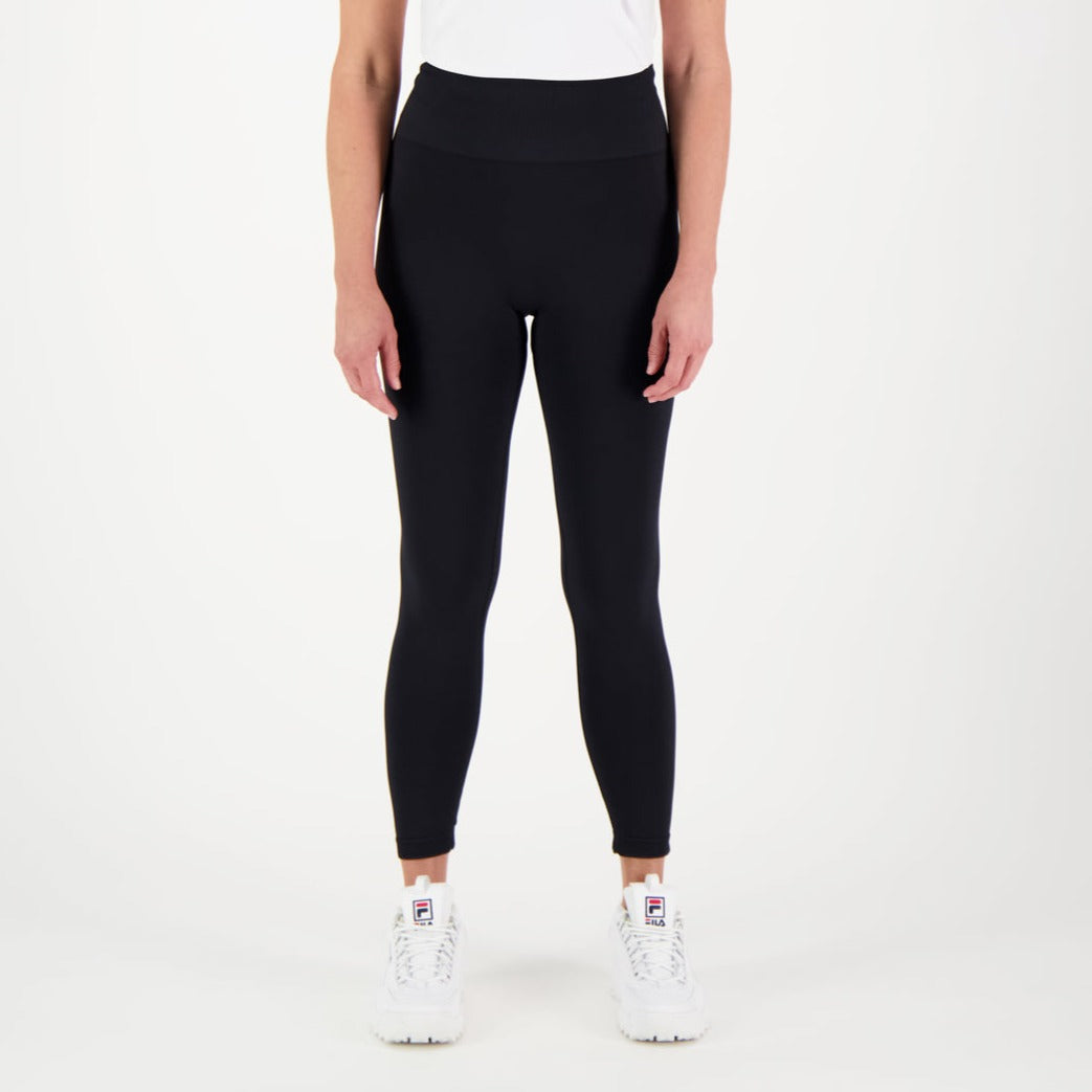 Mustat naisten leggingsit mallin päällä