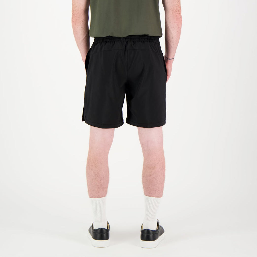 Mustat Sante unisex shortsit mallin päällä