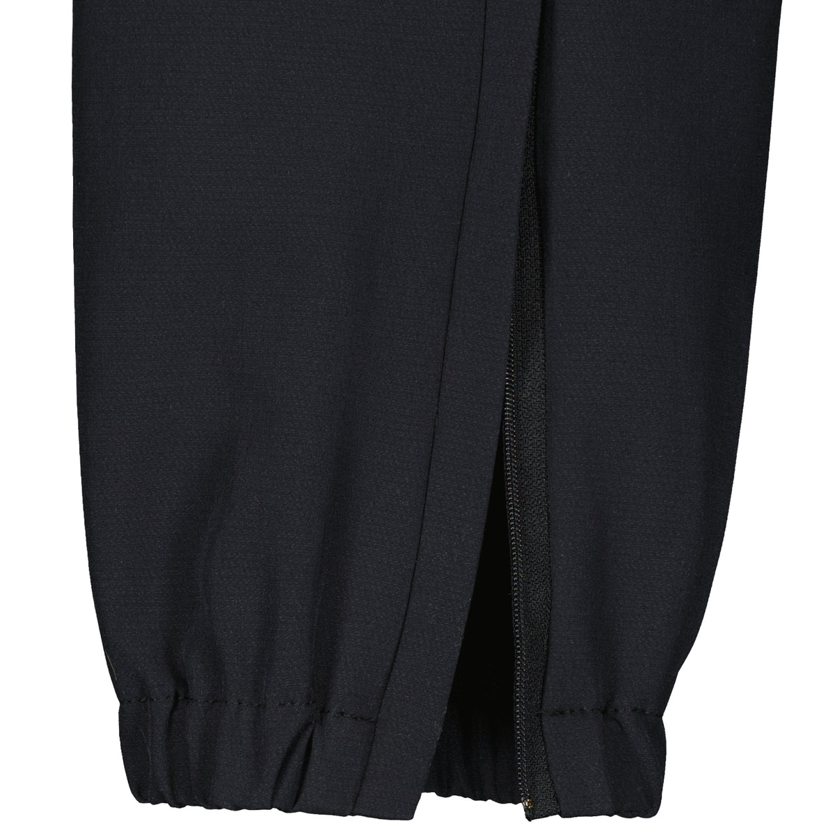 Lähikuvassa mustien Seeti unisex housujen vetoketjullinen lahje