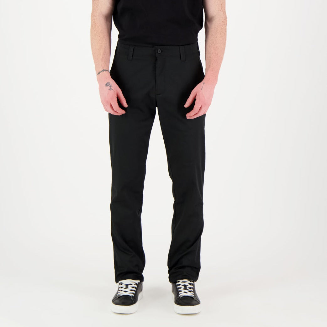 Mustat Tuuri unisex chino housut mallin päällä